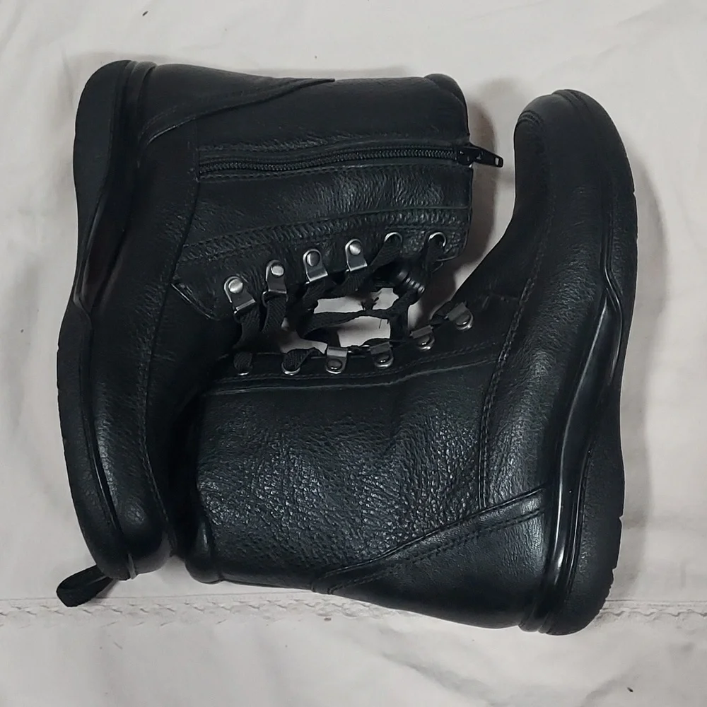 Preowned Woman's Clarks Collection Boots Size 6.5